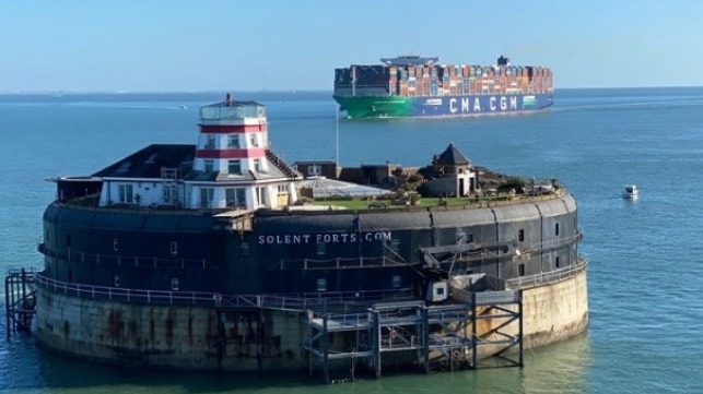 World's Largest LNG-Powered Boxship CMA CGM Jacques Saade ...